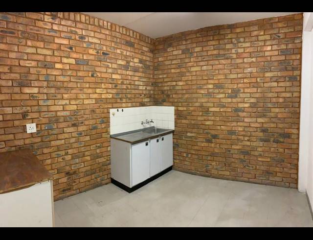195M² WAREHOUSE TO LET IN STRIJDOMPARK